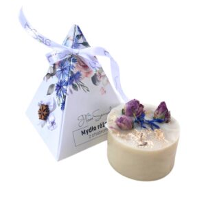 Zapraszamy do odkrycia naszego luksusowego mydła różano-chabrowego, wzbogaconego złotą mikką. To delikatne i jednocześnie luksusowe mydło, które zapewnia nie tylko oczyszczenie skóry, ale także nawilżenie i odżywienie dzięki zawartości naturalnych składników, takich jak olejki eteryczne z róży i chabru oraz złota mika. Poczuj się jak w prawdziwym SPA, korzystając z naszego mydła, które koi zmysły swoim delikatnym różanym zapachem i pozostawia skórę promienną i odżywioną. Idealne do codziennej pielęgnacji, aby zanurzyć się w luksusie i odprężyć się po intensywnym dniu.